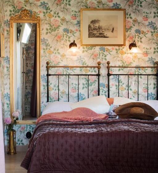 基本间, Strandflickornas Annex Gula Villan