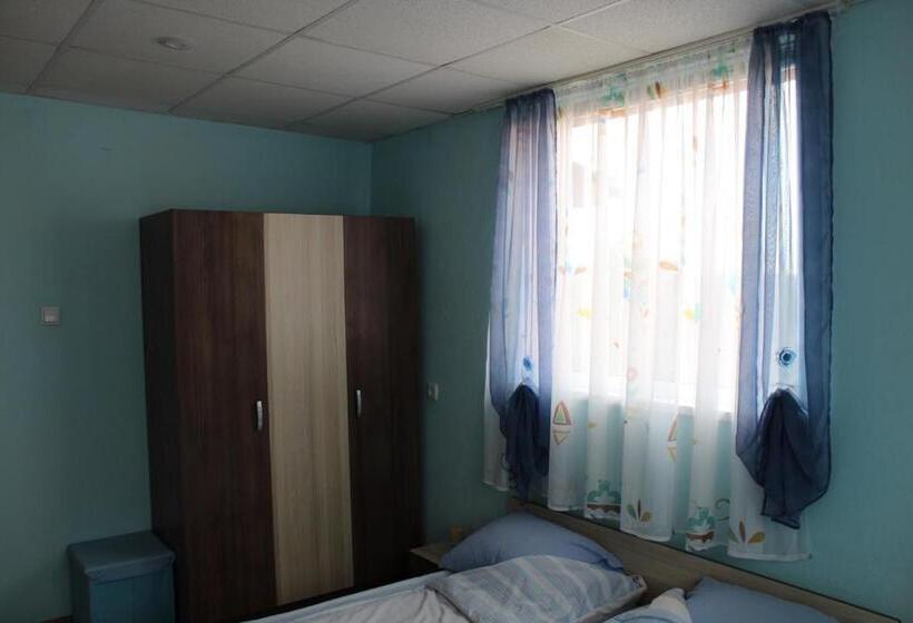 חדר סטנדרט לשלושה, къщи за гости ореха