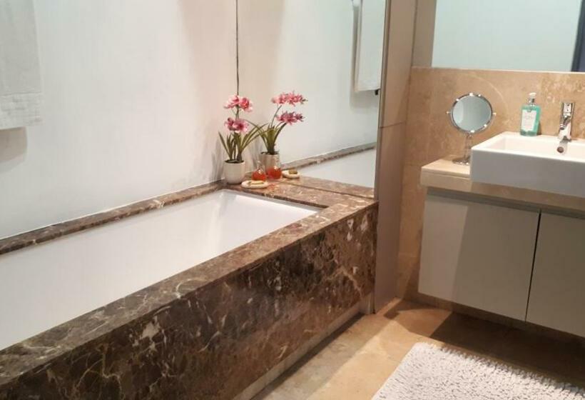 استودیوی سوپریور, 4 On Pritchard Luxury Suites