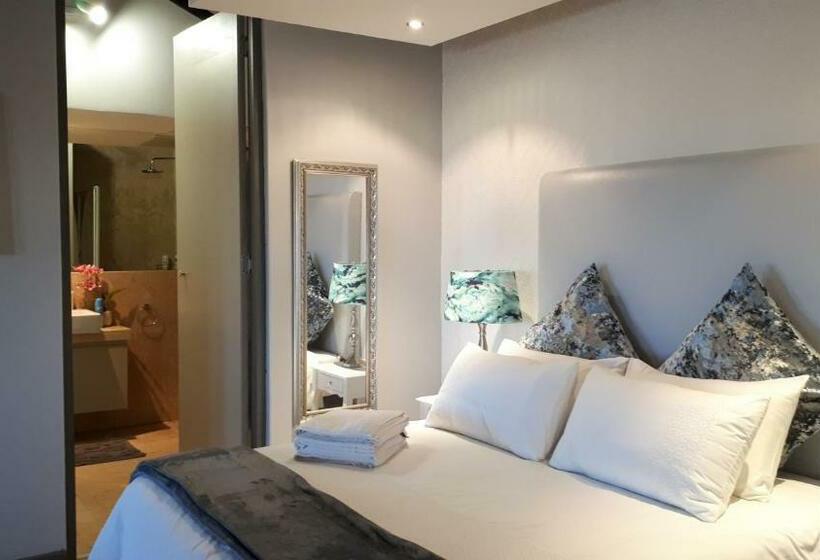 Escritório Superior, 4 On Pritchard Luxury Suites