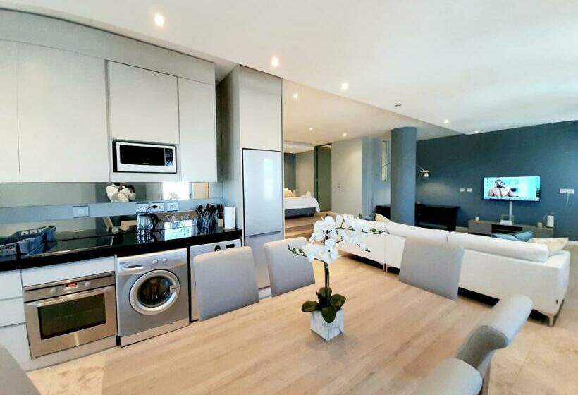 استودیوی سوپریور, 4 On Pritchard Luxury Suites