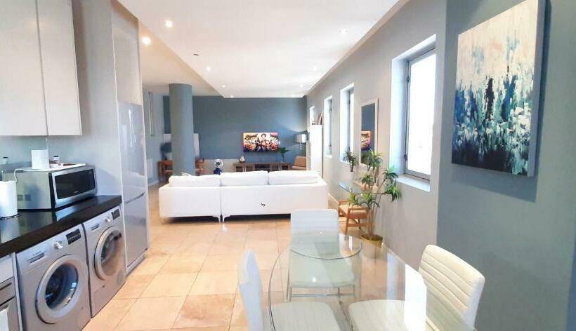 استودیوی سوپریور, 4 On Pritchard Luxury Suites