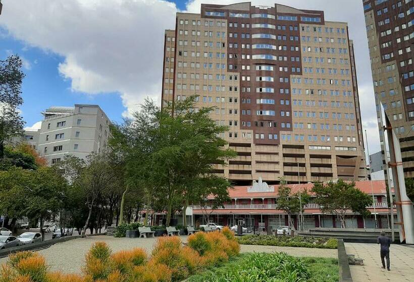 استودیوی سوپریور, 4 On Pritchard Luxury Suites