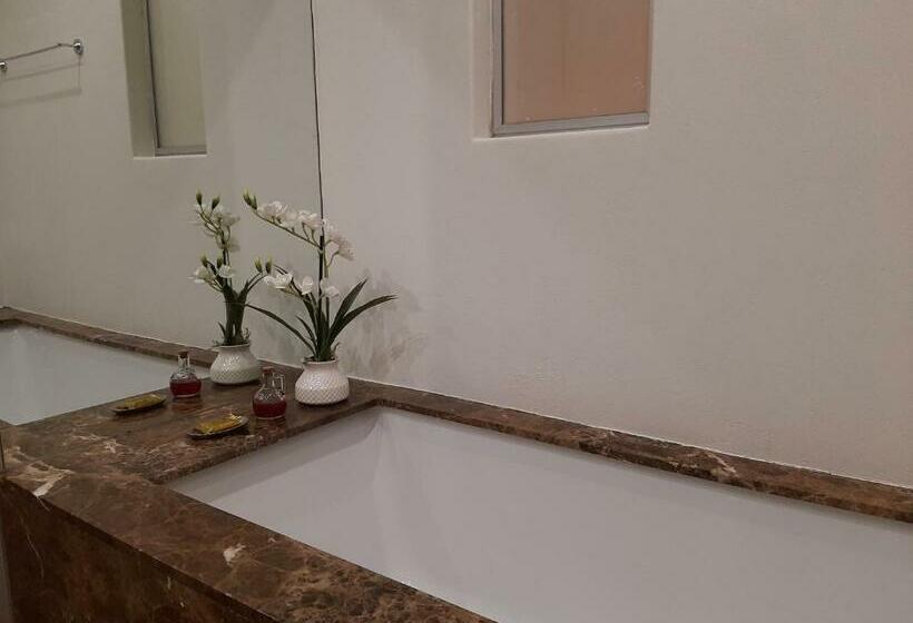 استودیوی سوپریور, 4 On Pritchard Luxury Suites