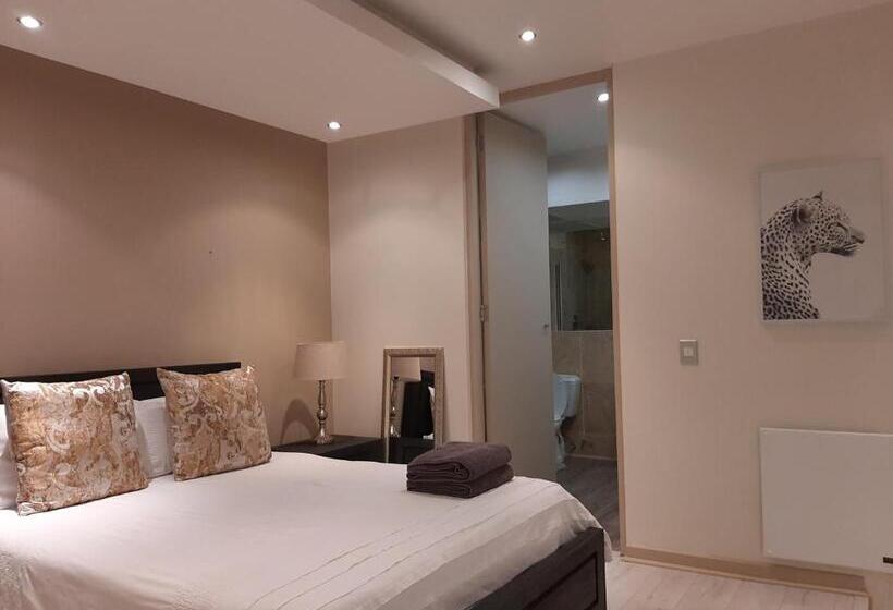 Escritório Superior, 4 On Pritchard Luxury Suites