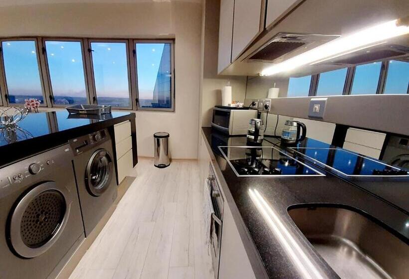 استودیوی سوپریور, 4 On Pritchard Luxury Suites