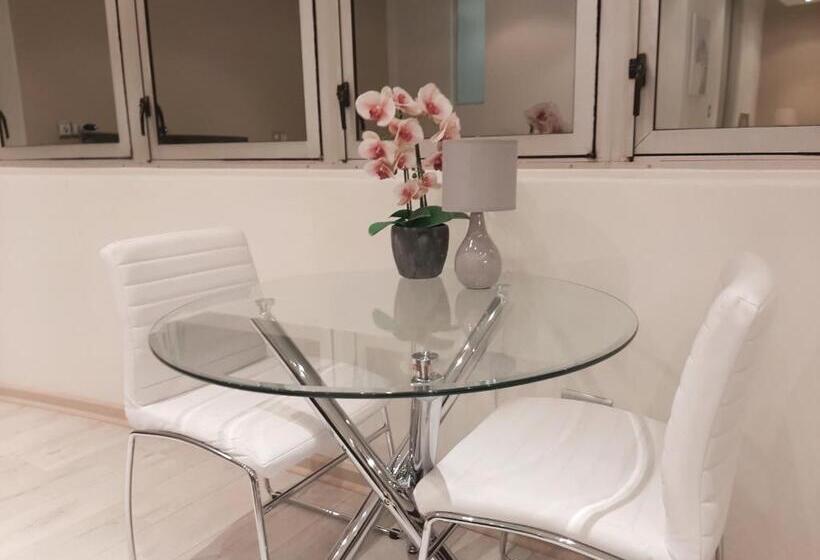 استودیوی سوپریور, 4 On Pritchard Luxury Suites