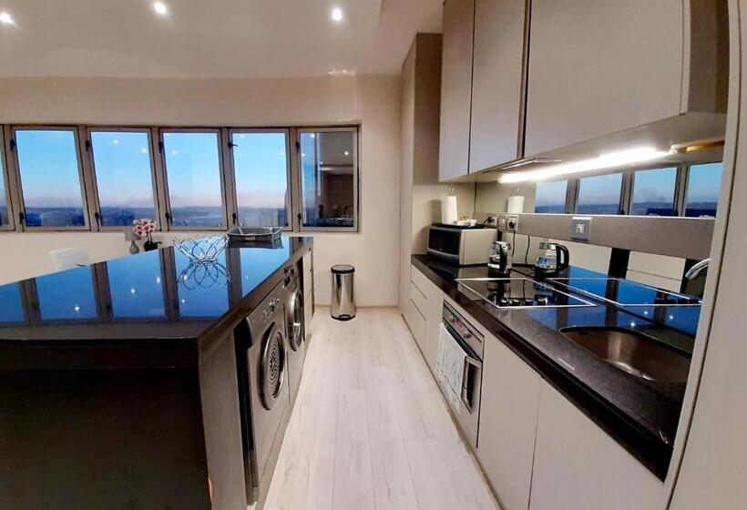 استودیوی سوپریور, 4 On Pritchard Luxury Suites