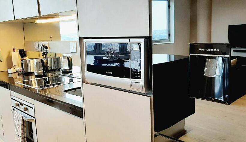 استودیوی سوپریور, 4 On Pritchard Luxury Suites