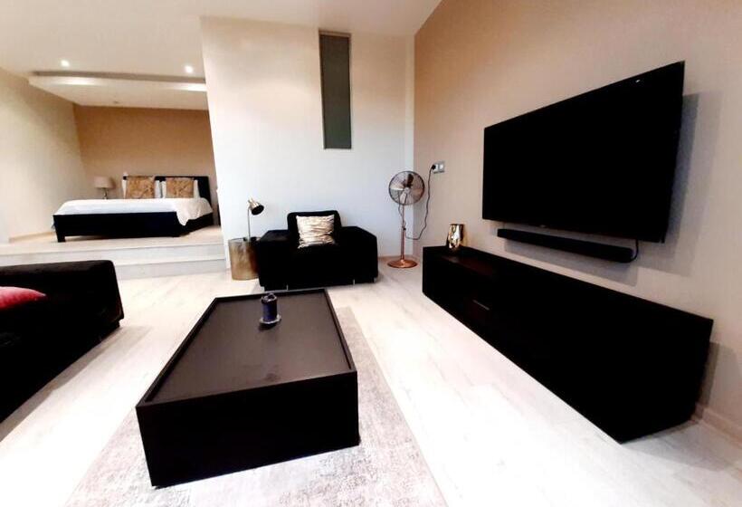 استودیوی سوپریور, 4 On Pritchard Luxury Suites