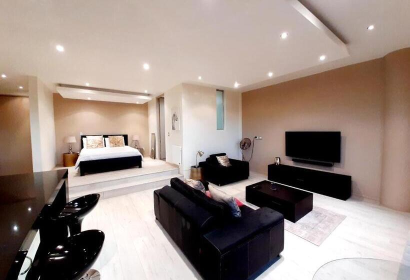 استودیوی سوپریور, 4 On Pritchard Luxury Suites