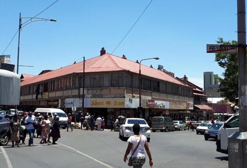 استودیوی سوپریور, 4 On Pritchard Luxury Suites