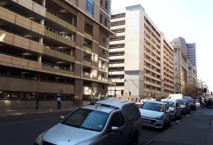 استودیوی سوپریور, 4 On Pritchard Luxury Suites