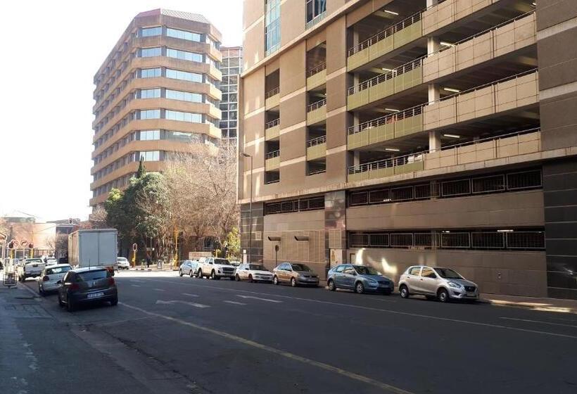 استودیوی سوپریور, 4 On Pritchard Luxury Suites