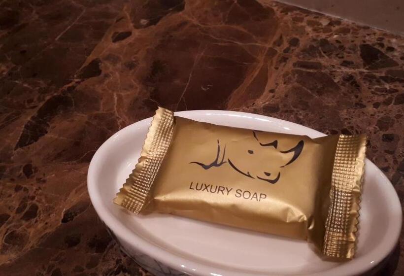 استودیوی سوپریور, 4 On Pritchard Luxury Suites