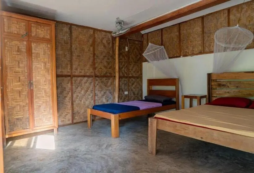 اتاق استاندارد سه تخته با بالکن, Soffta Surf Ranch
