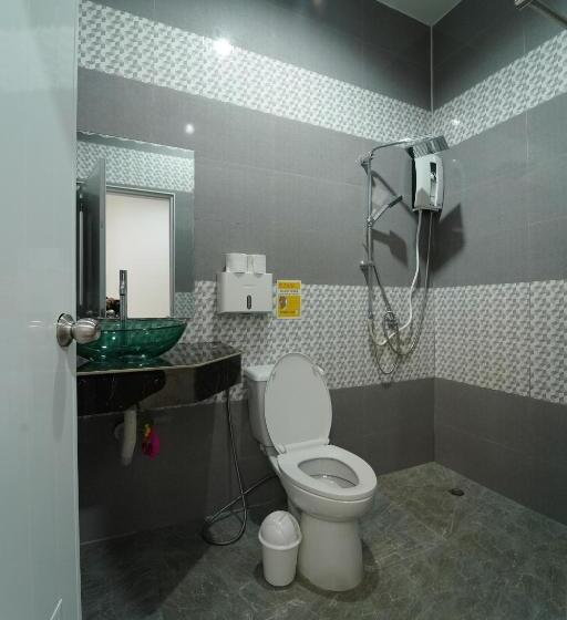 غرفة قياسية رباعية مزودة بشُرفة, Chillax Khaosok Hostel   Sha Certified