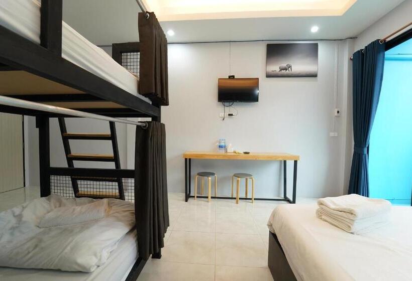 غرفة قياسية رباعية مزودة بشُرفة, Chillax Khaosok Hostel   Sha Certified