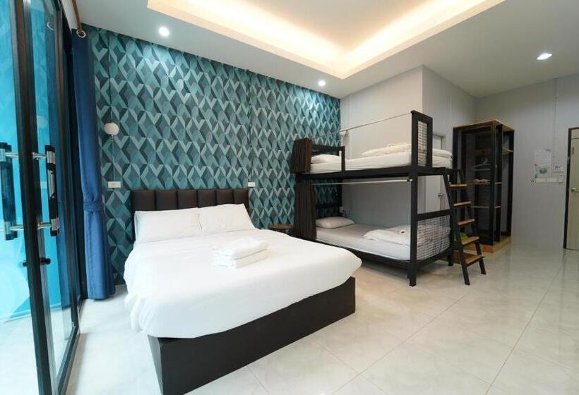 غرفة قياسية رباعية مزودة بشُرفة, Chillax Khaosok Hostel   Sha Certified