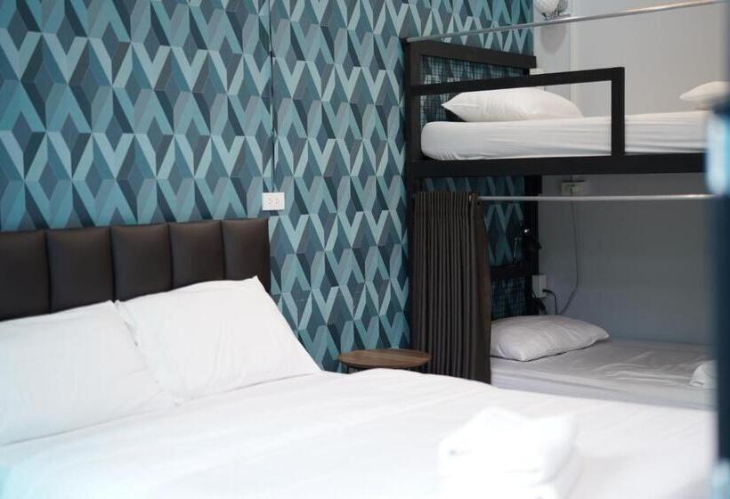 Четырехместный Номер Стандарт с Балконом, Chillax Khaosok Hostel   Sha Certified