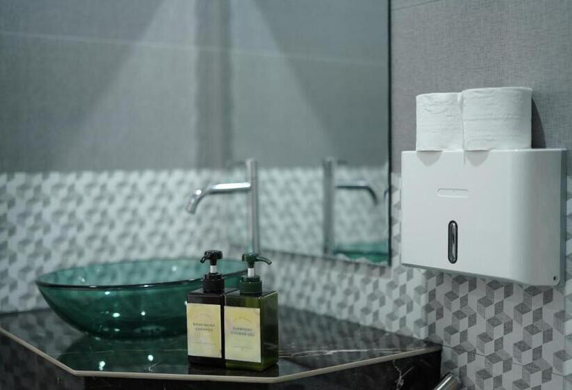 غرفة قياسية رباعية مزودة بشُرفة, Chillax Khaosok Hostel   Sha Certified