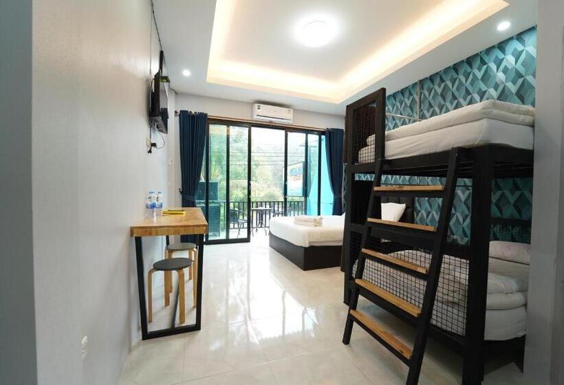 غرفة قياسية رباعية مزودة بشُرفة, Chillax Khaosok Hostel   Sha Certified