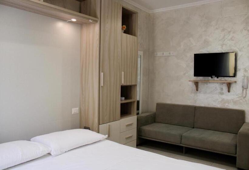 ファミリーステューディオ, Medusa Residence B&b