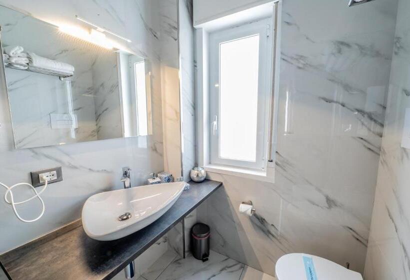 Büyük Çift Kişilik Yataklı Standart Oda, Eolian Port B&b