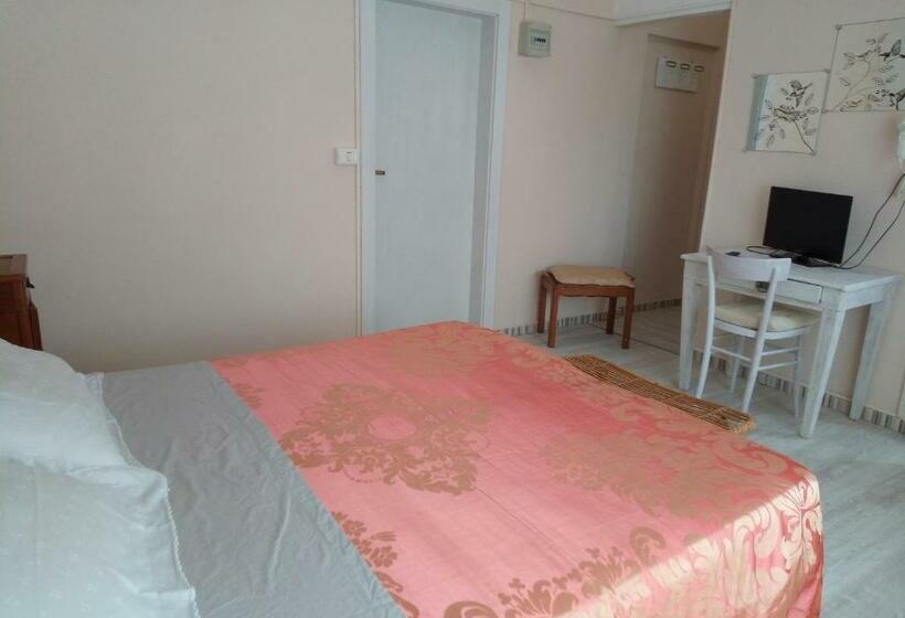 اتاق لوکس, La Villa