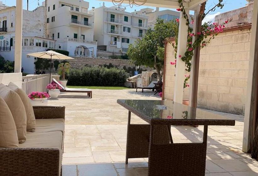 اتاق خانوادگی, Lamanna Summer House