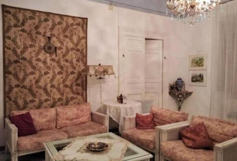 غرفة قياسية رباعية, Palazzo Caracciolo