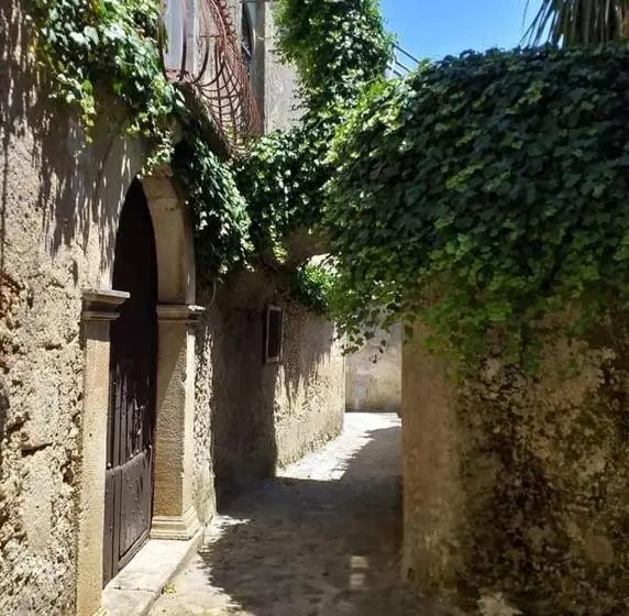 スタンダードトリプルルームの外観-バスルーム, Palazzo Caracciolo