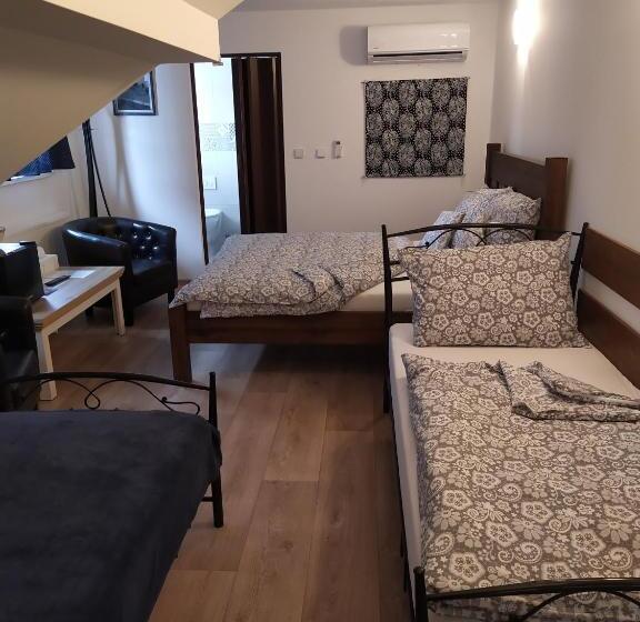 スタンダード4人部屋, Penzion A Restaurace U Kalendů