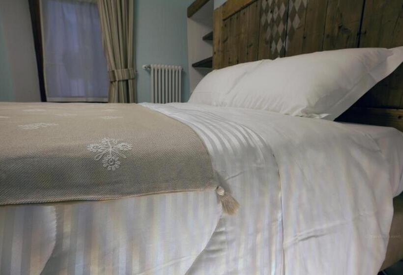 سوییت سوپریور, Aymon De Challant