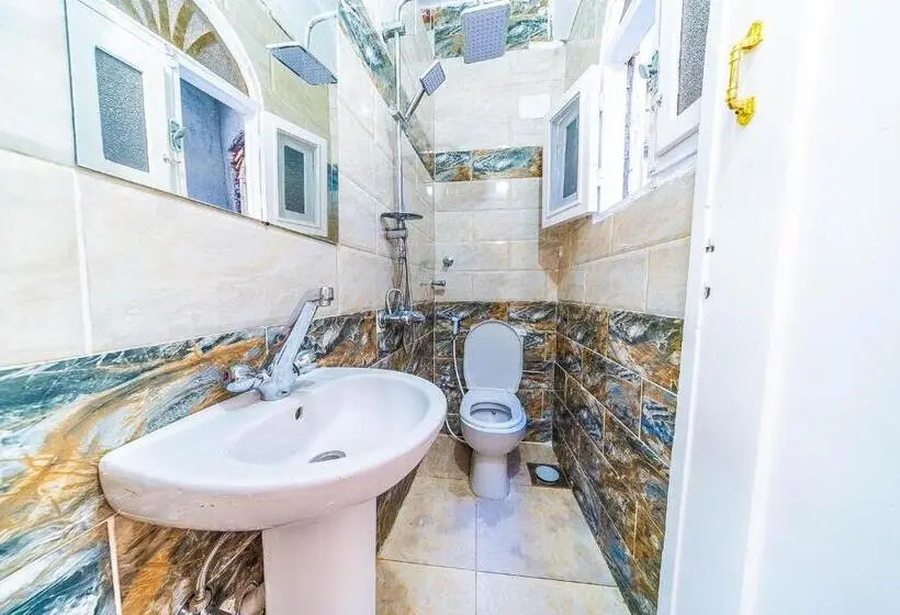 اتاق اکونومی, Bob Marley Guest House