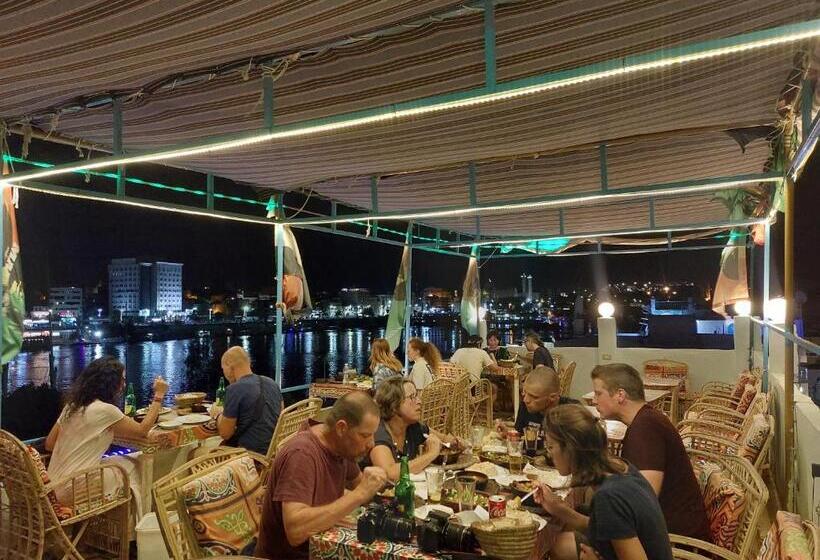 اتاق سهنفرۀ استاندارد با سرویس بهداشتی بیرون از اتاق, Bob Marley Guest House