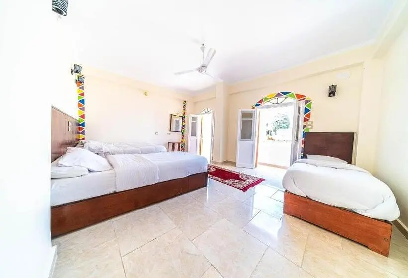 اتاق سه‌نفرۀ استاندارد با سرویس بهداشتی بیرون از اتاق, Bob Marley Guest House