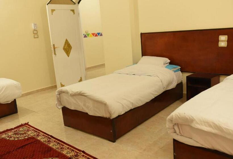اتاق سهنفرۀ استاندارد با سرویس بهداشتی بیرون از اتاق, Bob Marley Guest House