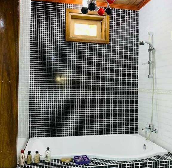 اتاق لوکس, Endhaa, Divers Home