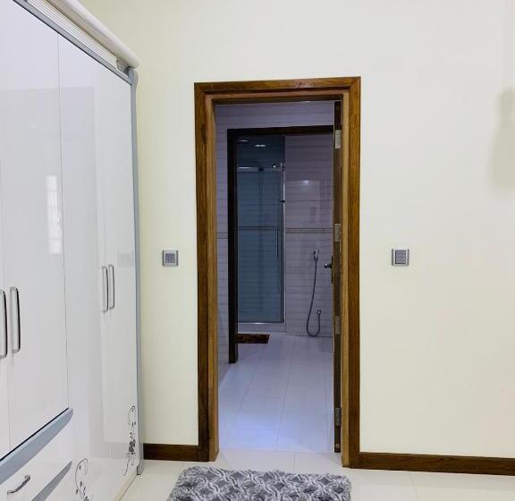 اتاق لوکس, Endhaa, Divers Home