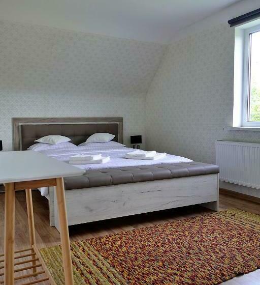 اتاق اکونومی, Krusttēvu Māja