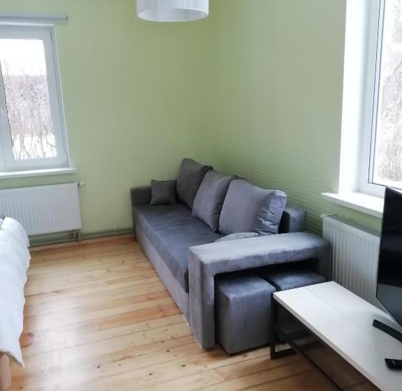 اتاق خانوادگی, Krusttēvu Māja