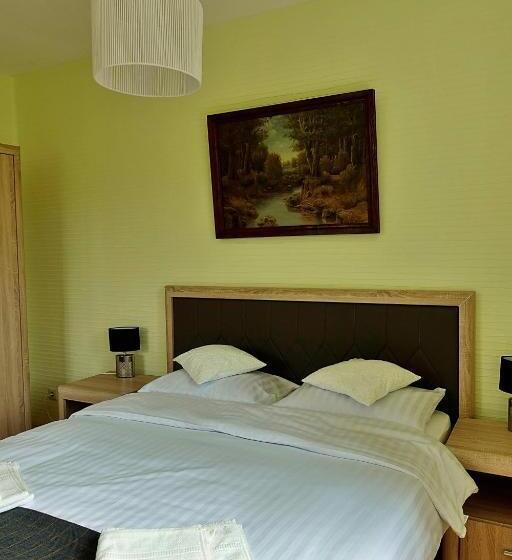 اتاق خانوادگی, Krusttēvu Māja