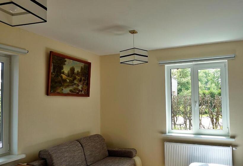 اتاق خانوادگی, Krusttēvu Māja