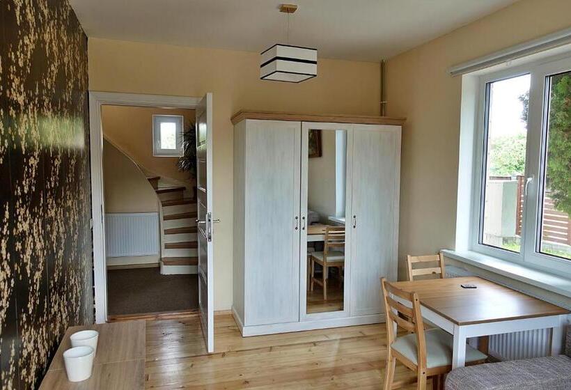 اتاق خانوادگی, Krusttēvu Māja