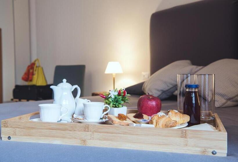 اتاق اجرایی سه نفره, Il Giardino Di Venere