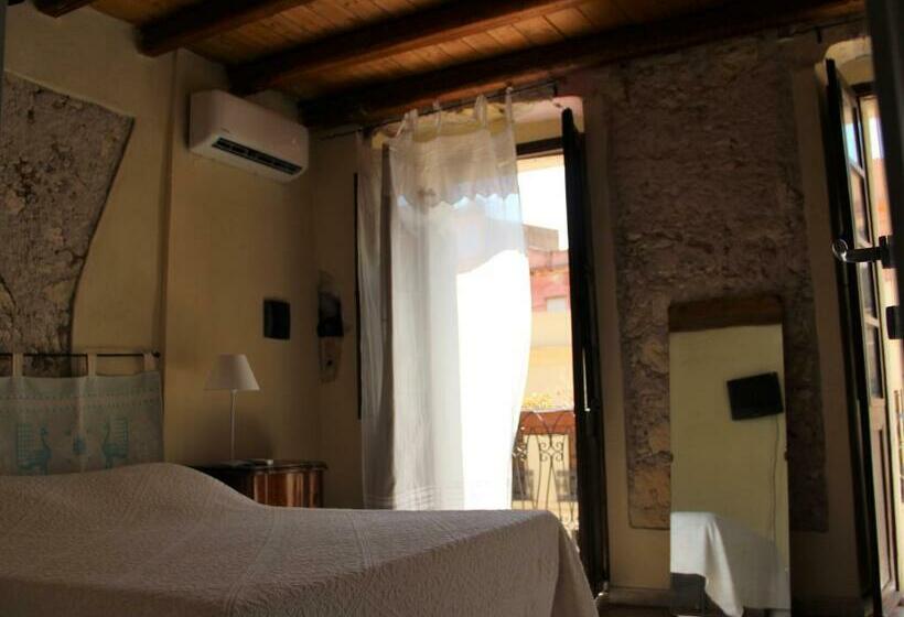 اتاق لوکس, Sant Efisio Host