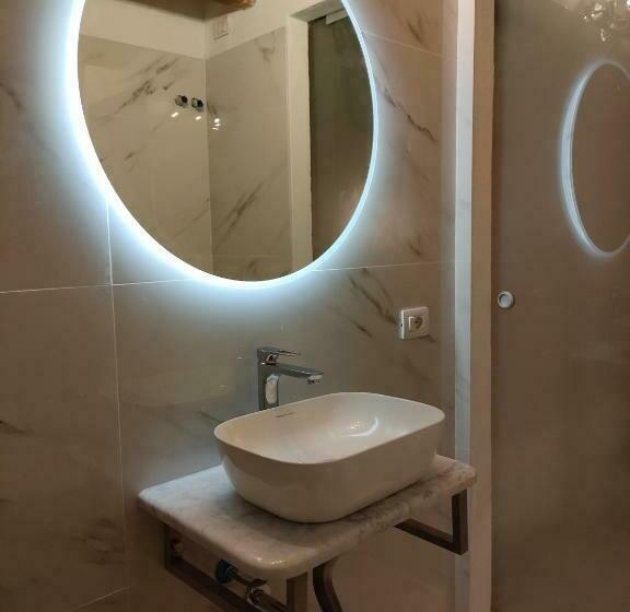 اتاق لوکس, Sant Efisio Host