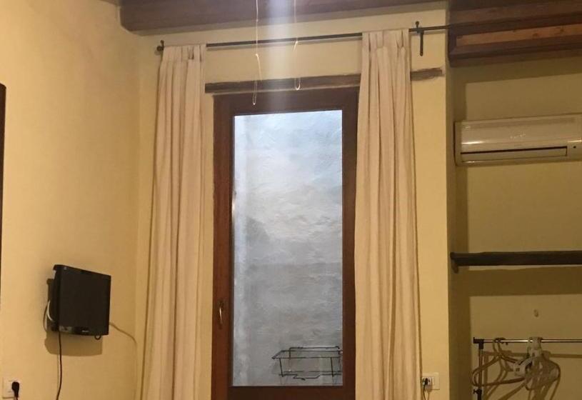 اتاق اکونومی, Sant Efisio Host