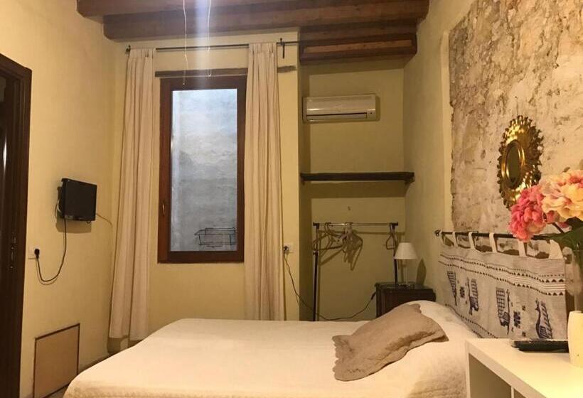 اتاق اکونومی, Sant Efisio Host